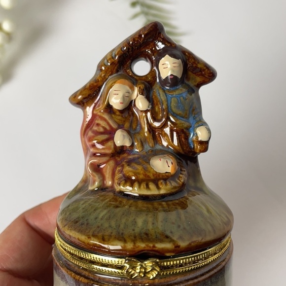 22. VINTAGE Ceramic Manger Scene Trinket Box/ Ornament - Picture 4 of 10